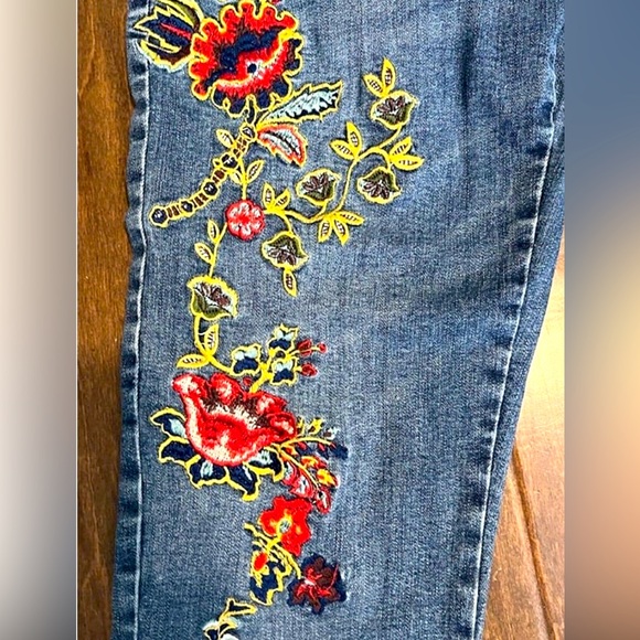 🚩Embroidered Floral Jeans! - Picture 3 of 12